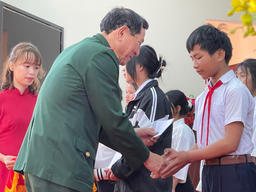 Những học sinh nghèo, vượt khó, đạt thành tích cao trong học tập được trao tặng học bổng. Những học sinh nghèo, vượt khó, đạt thành tích cao trong học tập được trao tặng học bổng.