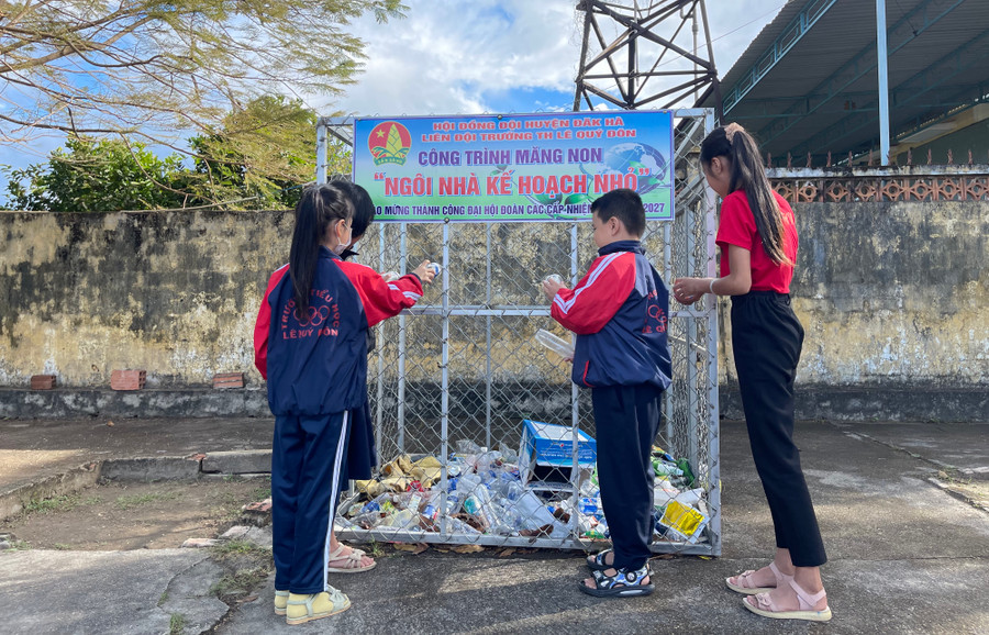 Trường Tiểu học Lê Quý Đôn (thị trấn Đăk Hà, huyện Đăk Hà) triển khai 'Ngôi nhà kế hoạch nhỏ" để giáo dục học sinh giữ gìn vệ sinh môi trường. Trường Tiểu học Lê Quý Đôn (thị trấn Đăk Hà, huyện Đăk Hà) triển khai 'Ngôi nhà kế hoạch nhỏ" để giáo dục học sinh giữ gìn vệ sinh môi trường.