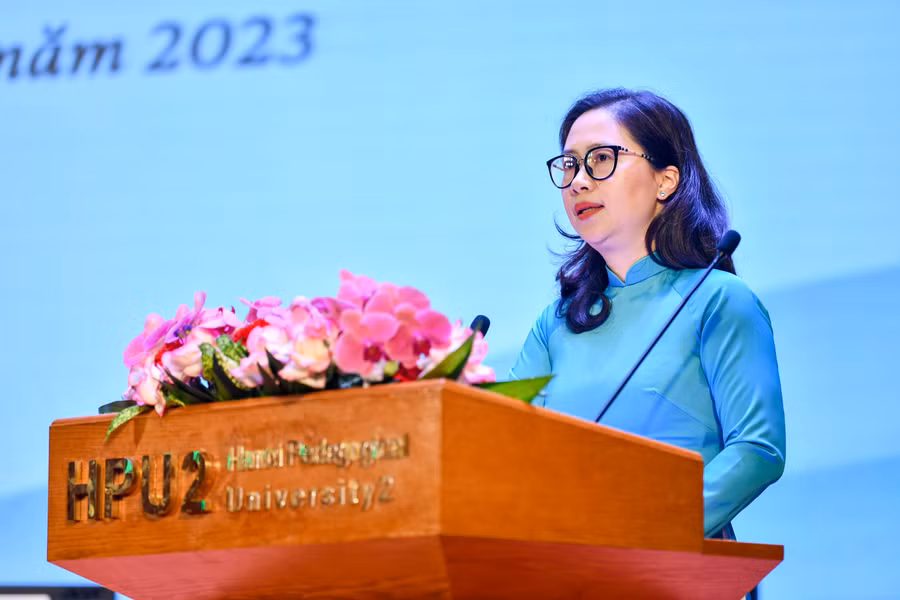 Bà Nguyễn Thị Nhung- Phó vụ trưởng Vụ Công tác Chính trị và HSSV phát biểu khai mạc hội thi.