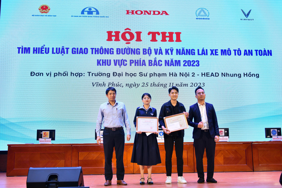 BTC trao giải cho Tiểu phẩm hay nhất và thí sinh có phần thi lý thực hành xuất sắc nhất. BTC trao giải cho Tiểu phẩm hay nhất và thí sinh có phần thi lý thực hành xuất sắc nhất.