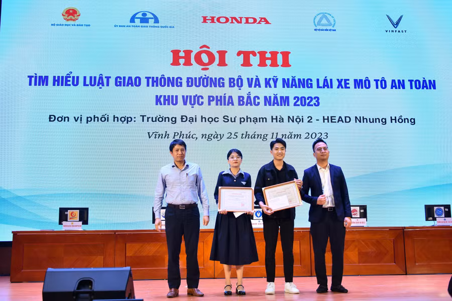 BTC trao giải cho Tiểu phẩm hay nhất và thí sinh có phần thi lý thực hành xuất sắc nhất.