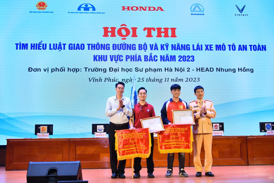 Giải Ba thuộc về Trường ĐH Thủy Lợi và trường ĐH Công Nghiệp Hà Nội.