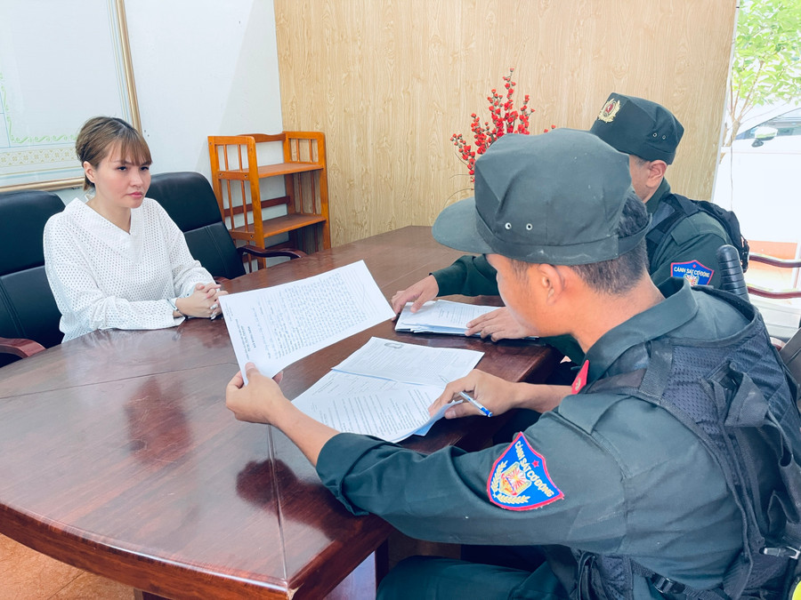 Đối tượng Ngô Hà Diễm Châu bị bắt khi đang lẫn trốn tại tỉnh Đắk Lắk (ảnh: TrM). Đối tượng Ngô Hà Diễm Châu bị bắt khi đang lẫn trốn tại tỉnh Đắk Lắk (ảnh: TrM).
