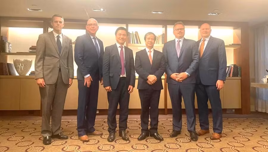 Hai bên chụp ảnh lưu niệm.