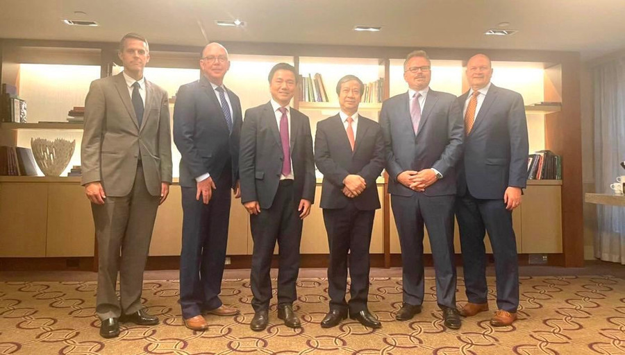 Hai bên chụp ảnh lưu niệm. Hai bên chụp ảnh lưu niệm.