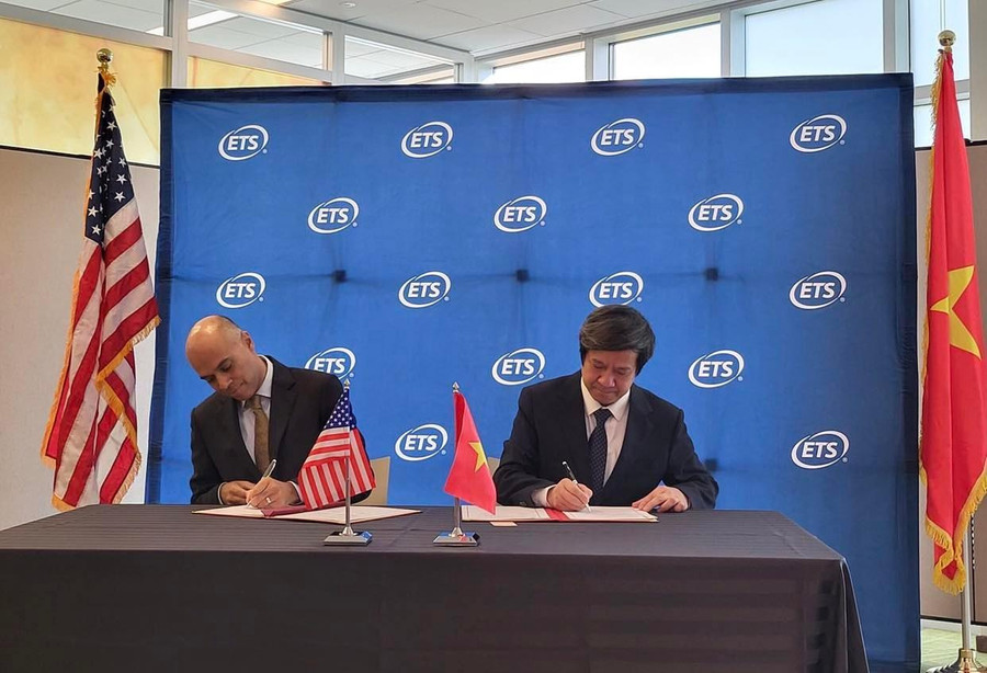 Bộ trưởng Nguyễn Kim Sơn và ông Amit Sevak - Chủ tịch kiêm Tổng Giám đốc ETS ký kết MOU.