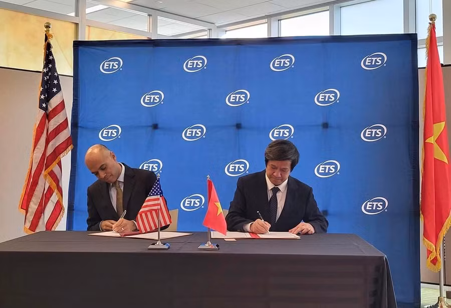 Bộ trưởng Nguyễn Kim Sơn và ông Amit Sevak - Chủ tịch kiêm Tổng Giám đốc ETS ký kết MOU.