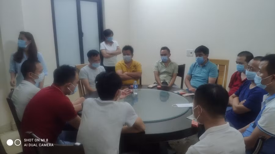 Nhóm người nước ngoài có hành vi tụ tập ăn uống bất chấp quy định phòng chống dịch bệnh. Ảnh: Công an Hải Dương.