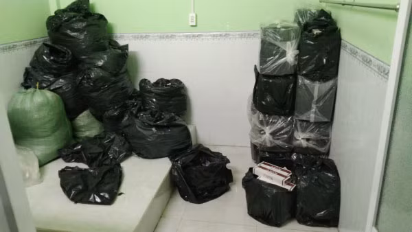 Số bao thuốc lá nhập lậu được phát hiện tại nhà đối tượng. Ảnh: Công an Bạc Liêu.