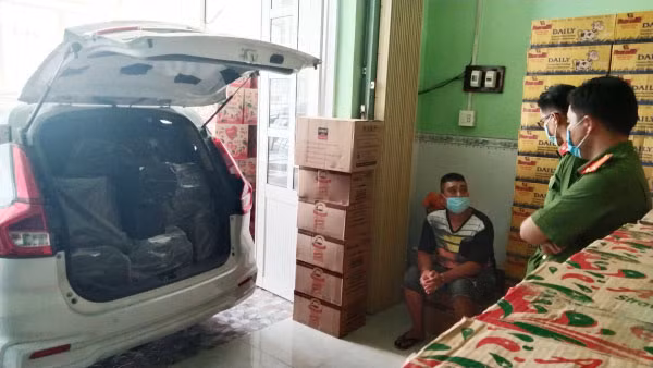 Cơ quan chức năng bắt quả tang các đối tượng đang giao nhận một số lượng lớn thuốc lá điếu ngoại nhập lậu. Ảnh: Công an Bạc Liêu.