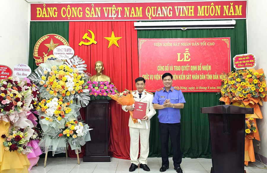 Ông Nguyễn Quang Dũng, Phó Viện trưởng Viện KSND tối cao trao quyết định cho ông Tạ Đình Đề. (Ảnh: TT)