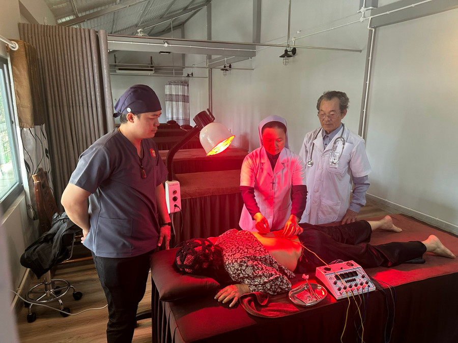 Điều trị bằng phương pháp Vật lí trị liệu giúp bệnh nhân tránh các tác dụng phụ. (Ảnh: TT)