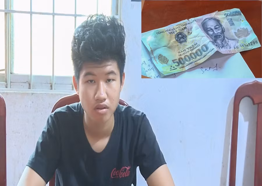 Đối tượng Trần Minh Quang cùng tờ tiền giả mệnh giá 500.000 đồng.