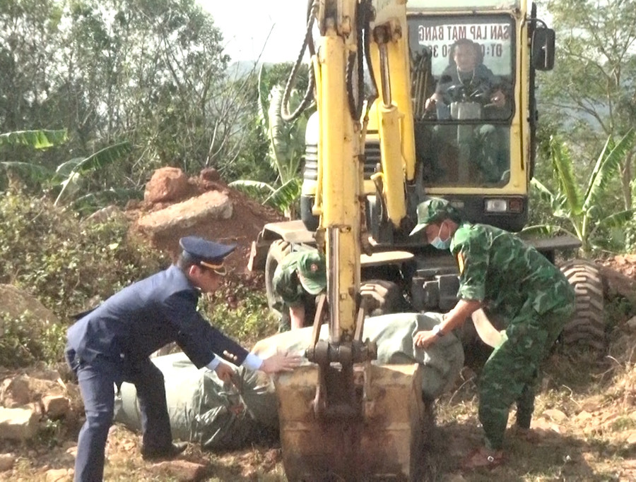 Lực lượng chức năng tiến hành tiêu hủy số nội tạng động vật không đảm bảo vệ sinh an toàn thực phẩm. (Ảnh: Mạnh Hùng). Lực lượng chức năng tiến hành tiêu hủy số nội tạng động vật không đảm bảo vệ sinh an toàn thực phẩm. (Ảnh: Mạnh Hùng).