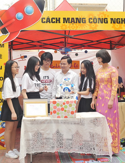 Cô trò trường THCS Tây Sơn hào hứng giới thiệu về các mô hình sáng tạo của trường mình Cô trò trường THCS Tây Sơn hào hứng giới thiệu về các mô hình sáng tạo của trường mình