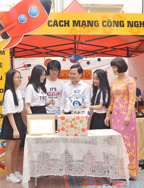 Cô trò trường THCS Tây Sơn hào hứng giới thiệu về các mô hình sáng tạo của trường mình