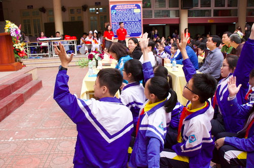 Học sinh THCS Tây Sơn hào hứng tham gia chương trình giao lưu tại "Ngày hội Tuổi trẻ sáng tạo". Học sinh THCS Tây Sơn hào hứng tham gia chương trình giao lưu tại "Ngày hội Tuổi trẻ sáng tạo".