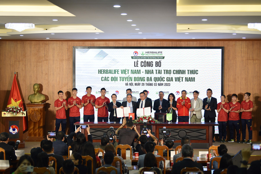 Toàn cảnh lễ ký kết, công bố nhà tài trợ chính thức các đội tuyển bóng đá Quốc gia Việt Nam.