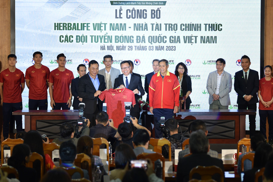 Đối tác của Liên đoàn bóng đá Việt Nam cũng khẳng định, việc hợp tác cùng VFF nói riêng và với thể thao Việt Nam nói chung thể hiện cam kết lan tỏa dinh dưỡng cân bằng với lối sống lành mạnh. Các tuyển thủ là những người thể hiện tốt nhất điều này và họ được hỗ trợ tốt nhất về dinh dưỡng để có sức mạnh cho bản thân.