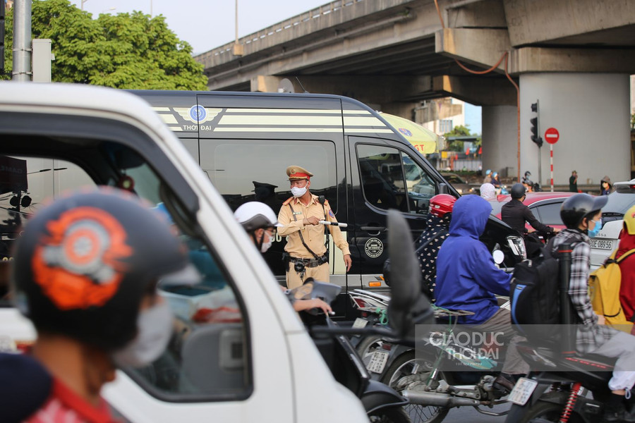 Lực lượng chức năng rất vất vả để phân luồng giao thông vào thời điểm này.