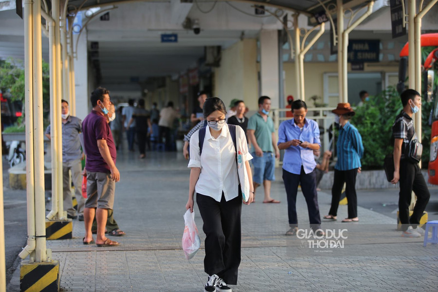 Người dân ùn ùn về quê trước kỳ nghỉ lễ, ngoài đường ùn ứ, trong bến xe đìu hiu ảnh 10