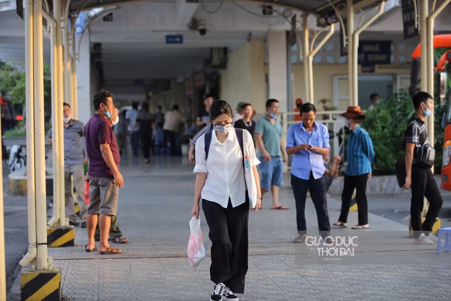 Người dân ùn ùn về quê trước kỳ nghỉ lễ, ngoài đường ùn ứ, trong bến xe đìu hiu ảnh 10