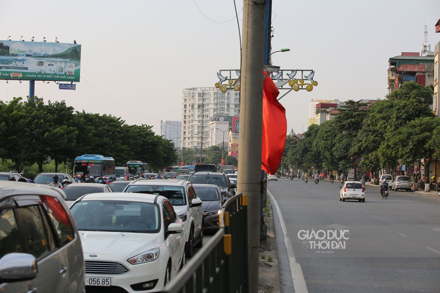 Người dân ùn ùn về quê trước kỳ nghỉ lễ, ngoài đường ùn ứ, trong bến xe đìu hiu ảnh 1