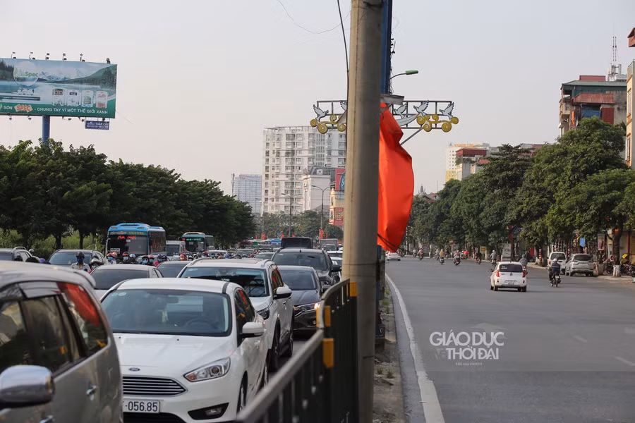 Người dân ùn ùn về quê trước kỳ nghỉ lễ, ngoài đường ùn ứ, trong bến xe đìu hiu ảnh 1