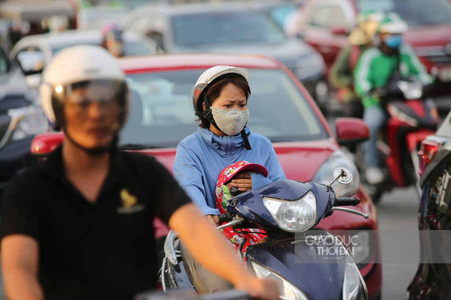 Người dân ùn ùn về quê trước kỳ nghỉ lễ, ngoài đường ùn ứ, trong bến xe đìu hiu ảnh 3