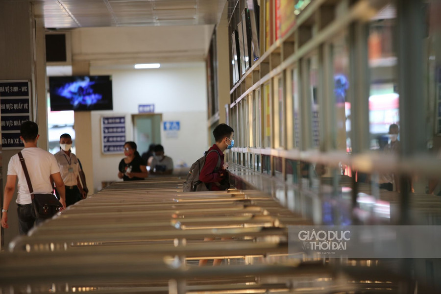 Trái ngược hoàn toàn với khung cảnh ùn tắc phương tiện giao thông cá nhân ở cửa ngõ phía Nam, bến xe Giáp Bát lượng khách vào bến thưa thớt.