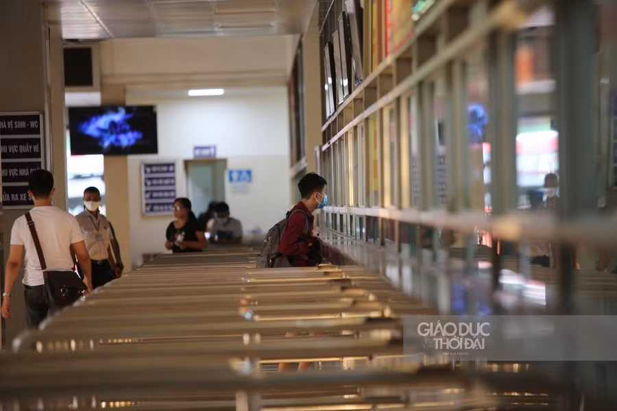 Trái ngược hoàn toàn với khung cảnh ùn tắc phương tiện giao thông cá nhân ở cửa ngõ phía Nam, bến xe Giáp Bát lượng khách vào bến thưa thớt.