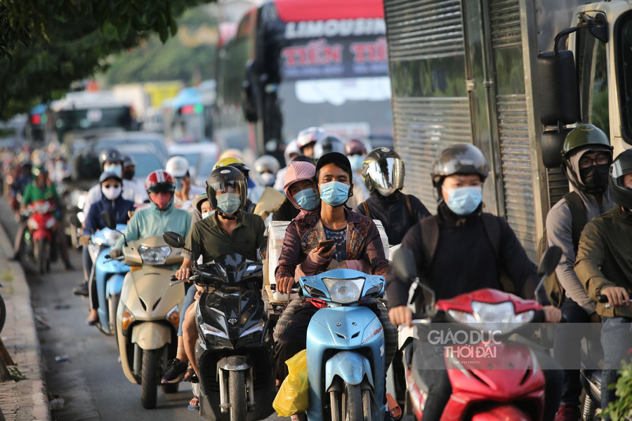 Nhiều người dân chọn phương tiện cá nhân để trở về nhà.