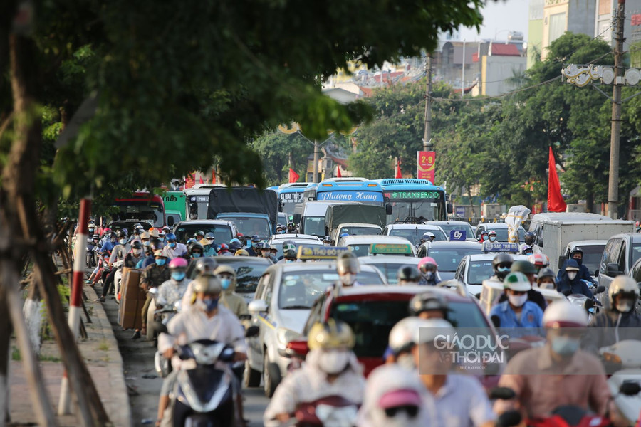 Vào 17h chiều ngày hôm nay 1/9, tại cửa ngõ phía Nam của TP Hà Nội, lượng phương tiện tăng nhanh.