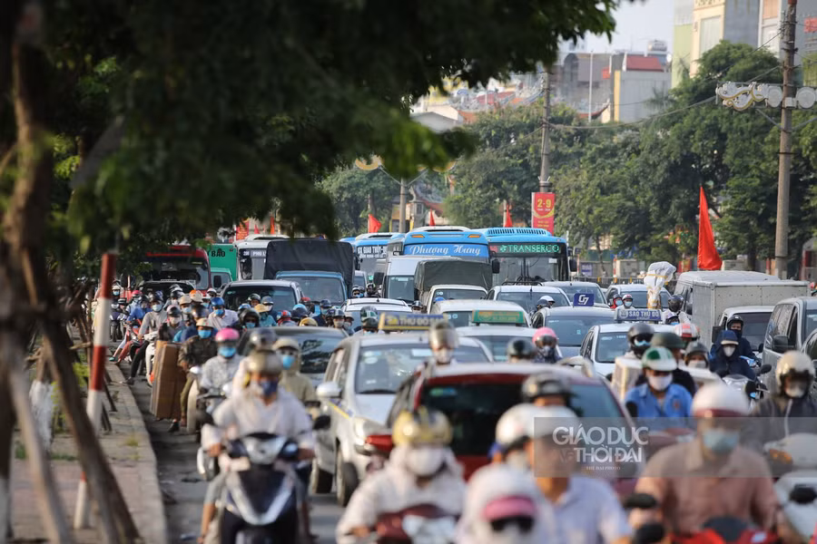 Vào 17h chiều ngày hôm nay 1/9, tại cửa ngõ phía Nam của TP Hà Nội, lượng phương tiện tăng nhanh.