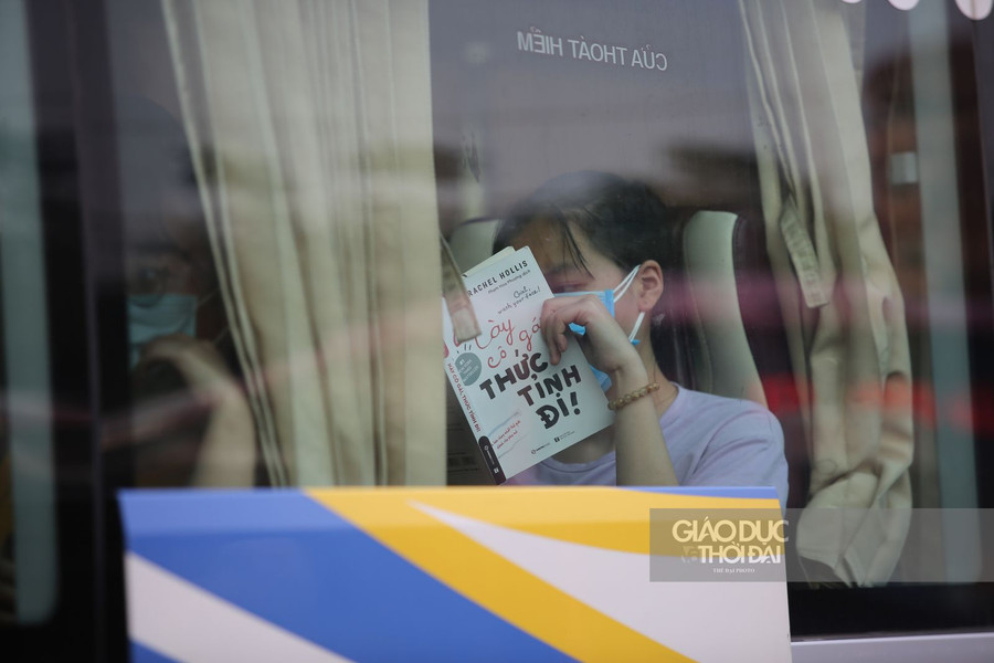 Người dân ùn ùn về quê trước kỳ nghỉ lễ, ngoài đường ùn ứ, trong bến xe đìu hiu ảnh 11