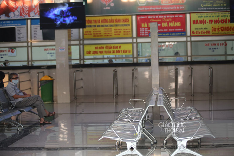 Tại khu vực phòng chờ, quầy vé lác đác khách chờ đến giờ xe khởi hành.