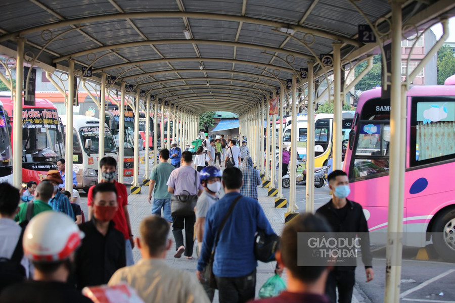 Phía bên trong bãi đỗ của bến xe, lượng hành khách cũng thưa thớt, nhiều xe rời bến dù chỉ có ít hành khách.