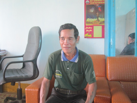 Ông Kriu kể lại chuyện các cô vào làng gieo chữ.