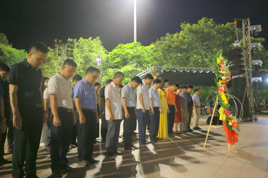 Đoàn dâng hương tưởng niệm các liệt sĩ tại Thành cổ. Đoàn dâng hương tưởng niệm các liệt sĩ tại Thành cổ.
