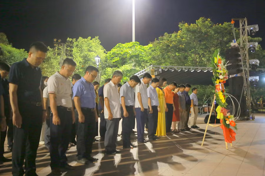 Đoàn dâng hương tưởng niệm các liệt sĩ tại Thành cổ.