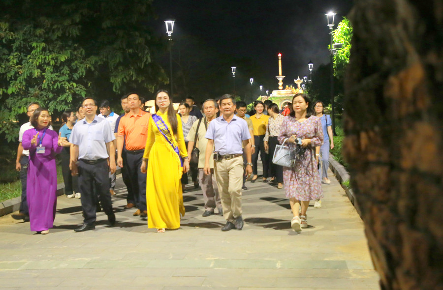 Đại diện các Sở, ngành, đơn vị du lịch tham quan Thành cổ Quảng Trị. Đại diện các Sở, ngành, đơn vị du lịch tham quan Thành cổ Quảng Trị.
