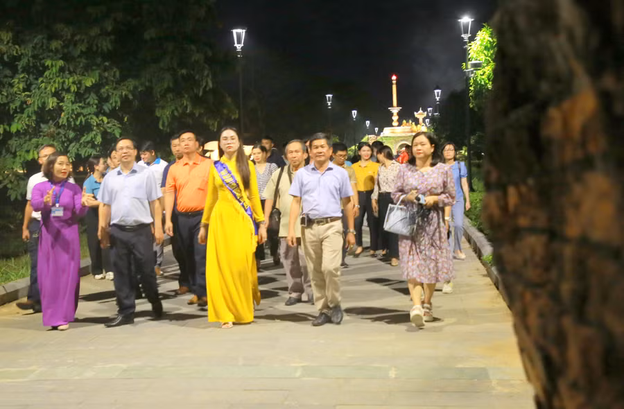 Đại diện các Sở, ngành, đơn vị du lịch tham quan Thành cổ Quảng Trị.