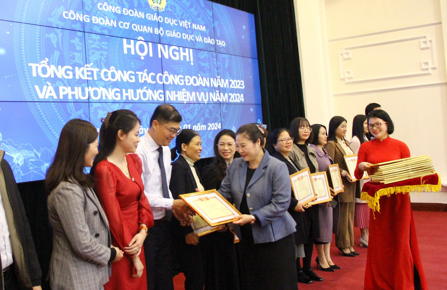 71 cá nhân được nhận Giấy khen của Công đoàn Cơ quan Bộ GD&ĐT. 71 cá nhân được nhận Giấy khen của Công đoàn Cơ quan Bộ GD&ĐT.