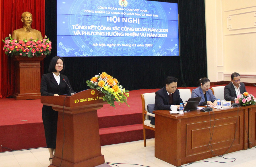 Đồng chí Vũ Thị Hạnh - Phó Bí thư Thường trực Đảng ủy Bộ GD&ĐT phát biểu tại Hội nghị. Đồng chí Vũ Thị Hạnh - Phó Bí thư Thường trực Đảng ủy Bộ GD&ĐT phát biểu tại Hội nghị.