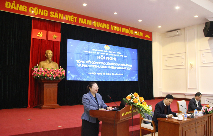 Bà Trịnh Hoài Thu – Chủ tịch Công đoàn Cơ quan Bộ GD&ĐT phát biểu khai mạc Hội nghị. Bà Trịnh Hoài Thu – Chủ tịch Công đoàn Cơ quan Bộ GD&ĐT phát biểu khai mạc Hội nghị.