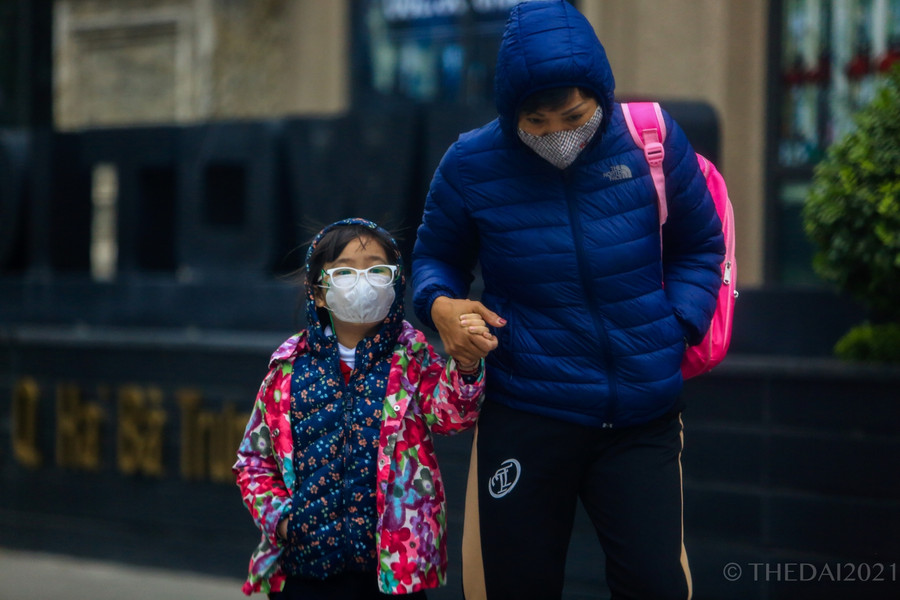 Trong sáng ngày hôm nay, nhiều phụ huynh đã chuẩn bị cho con em mình nhiều lớp áo khoác để chống lại cái lạnh.