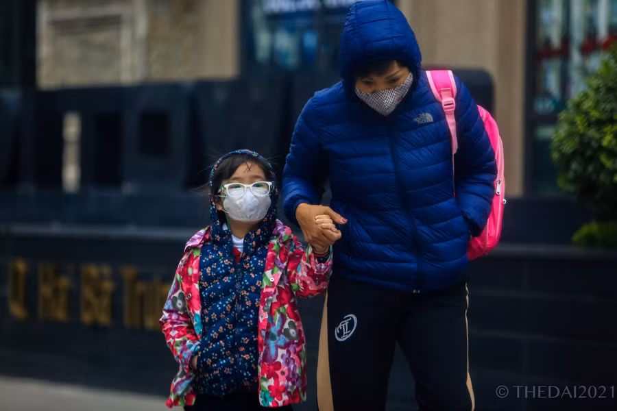 Trong sáng ngày hôm nay, nhiều phụ huynh đã chuẩn bị cho con em mình nhiều lớp áo khoác để chống lại cái lạnh.