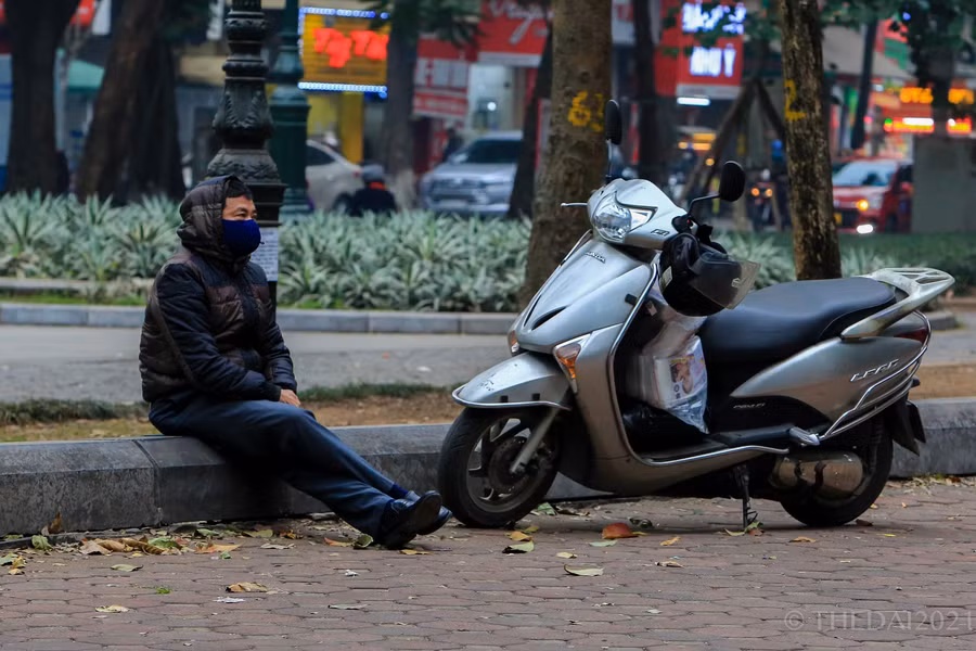 Nhiều người co ro trên vỉa hè.