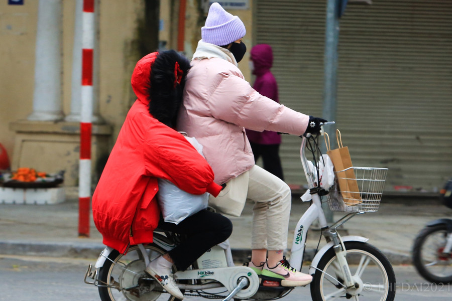 Khu vực Hà Nội chiều và đêm nay có mưa nhỏ, trời rét đậm. Từ đêm nay, trời chuyển rét hại với nhiệt độ thấp nhất phổ biến 8-11 độ.