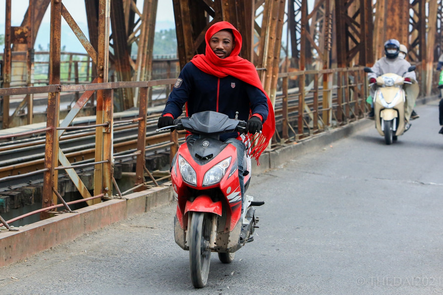 Tại khu vực cầu Long Biên, nhiều người phải đi qua đã chuẩn bị cho mình đầy đủ mũ, khăn, găng tay để chống lại cái giá lạnh.
